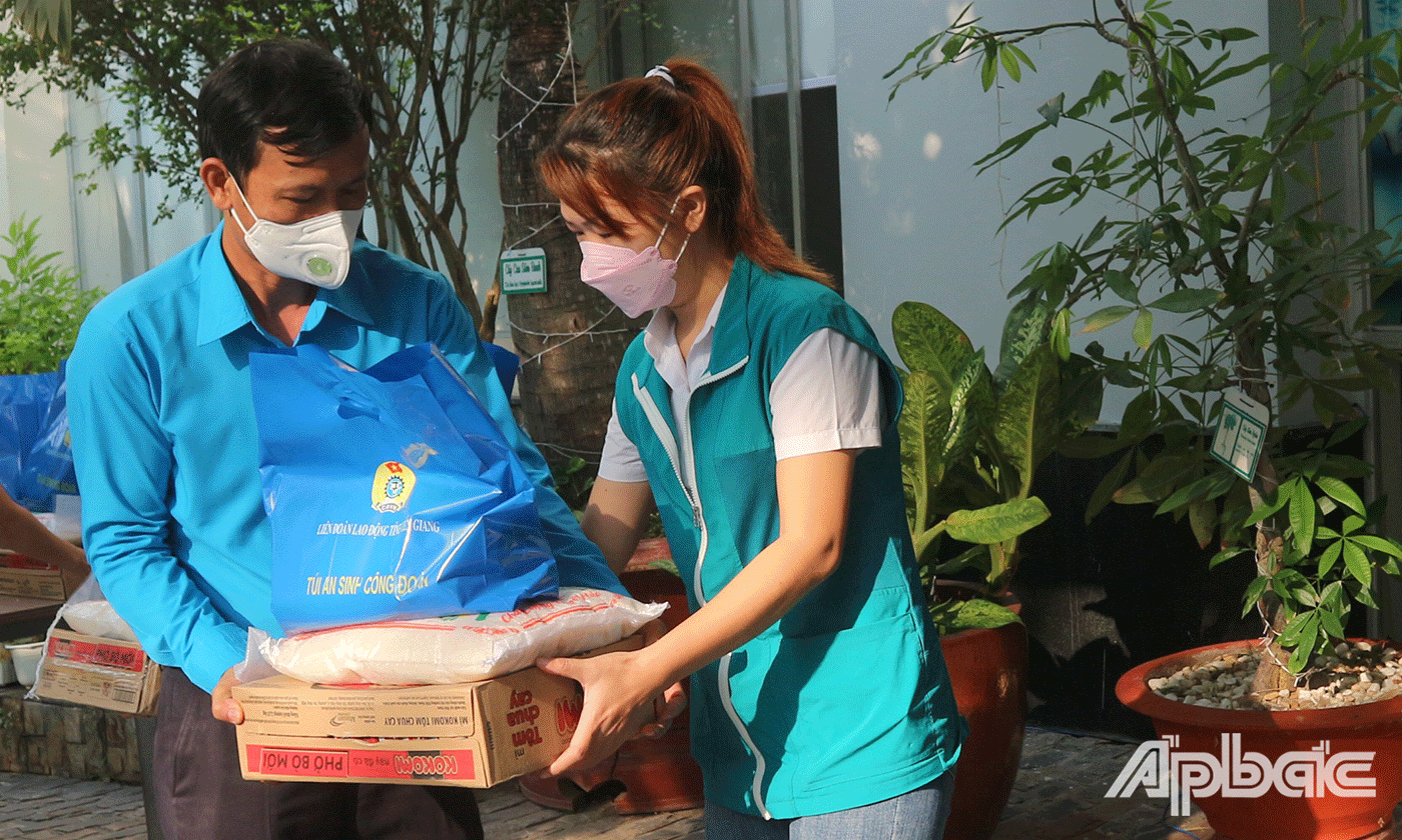 Công nhân Công ty CP May Công tiến nhận túi an sinh Công đoàn