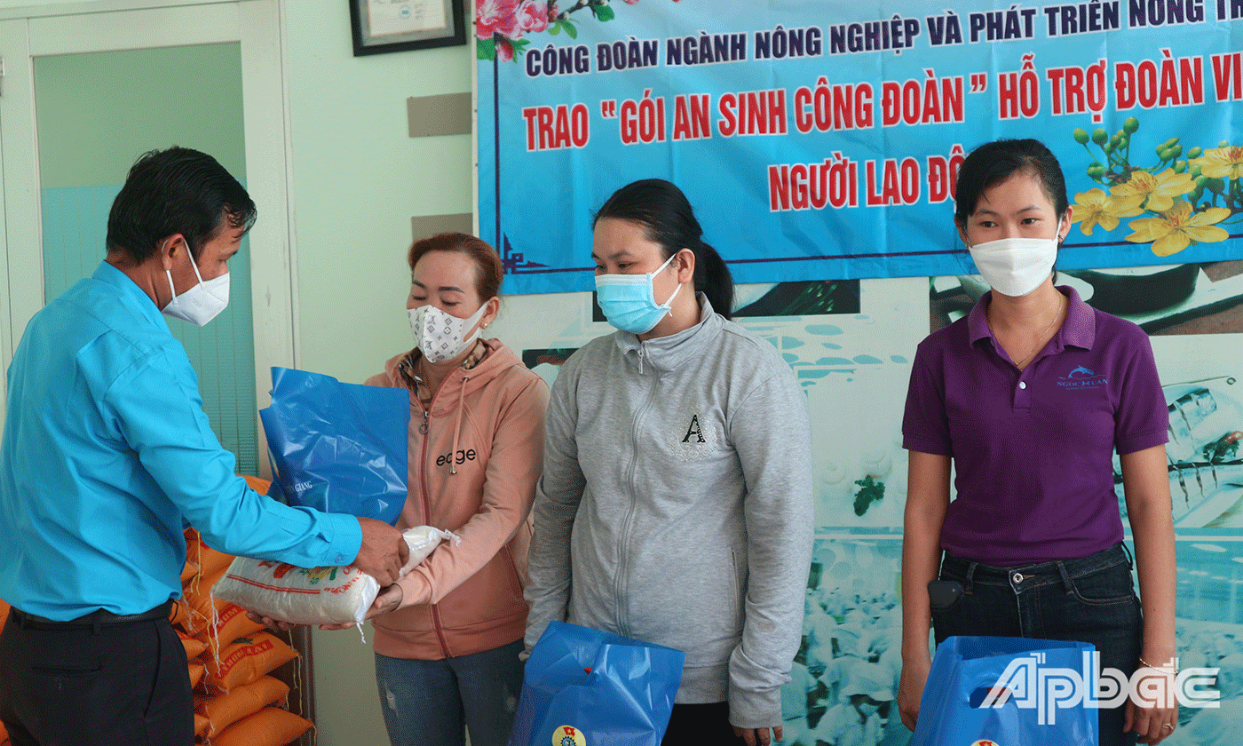 Đoàn trao túi an sinh tại Công ty CP Thủy sản Ngọc Xuân