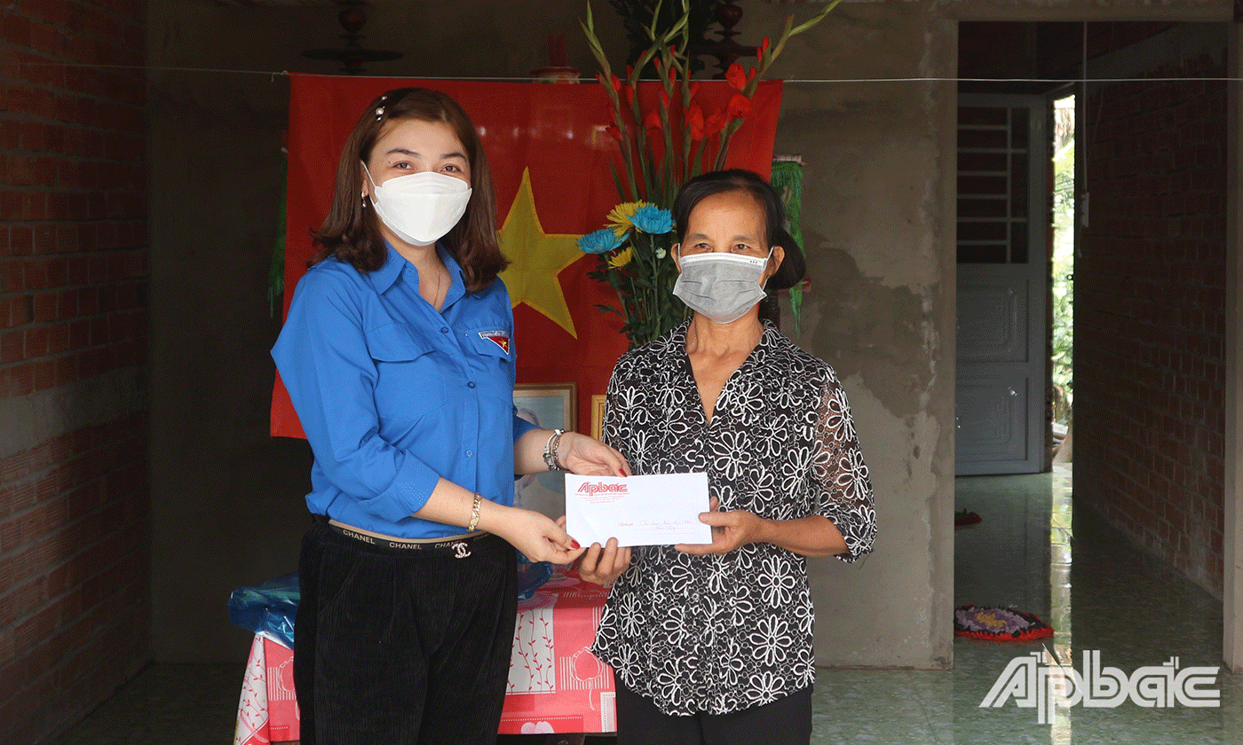 Đại diện Báo Ấp Bắc trao quà cho gia đình chị Võ Thị Lùng