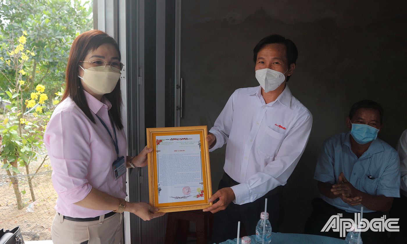 Lãnh đạo UBND xã Mỹ Thành Nam đã gửi thư cảm ơn Công ty TNHH MTV Xổ số kiến thiết Tiền Giang và Báo Ấp Bắc đã hỗ trợ kinh phí xây dựng 2 căn nhà cho hộ khó khăn về nhà ở tại địa phương