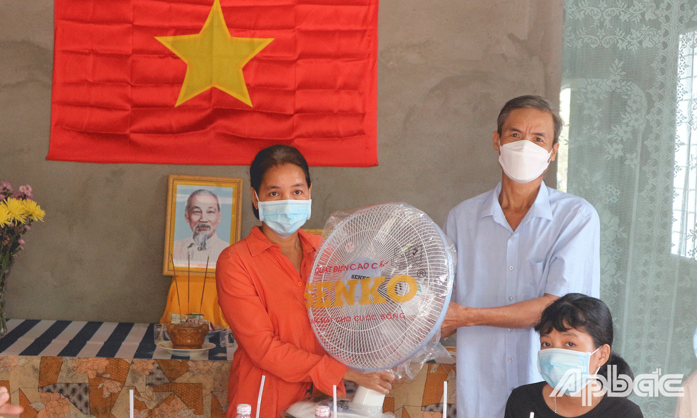 Đại biểu tặng quà cho chị Nguyễn Thị Ngọc Giàu ( ấp 10, xã Mỹ Thành Nam) mừng chị có được ngôi nhà mới