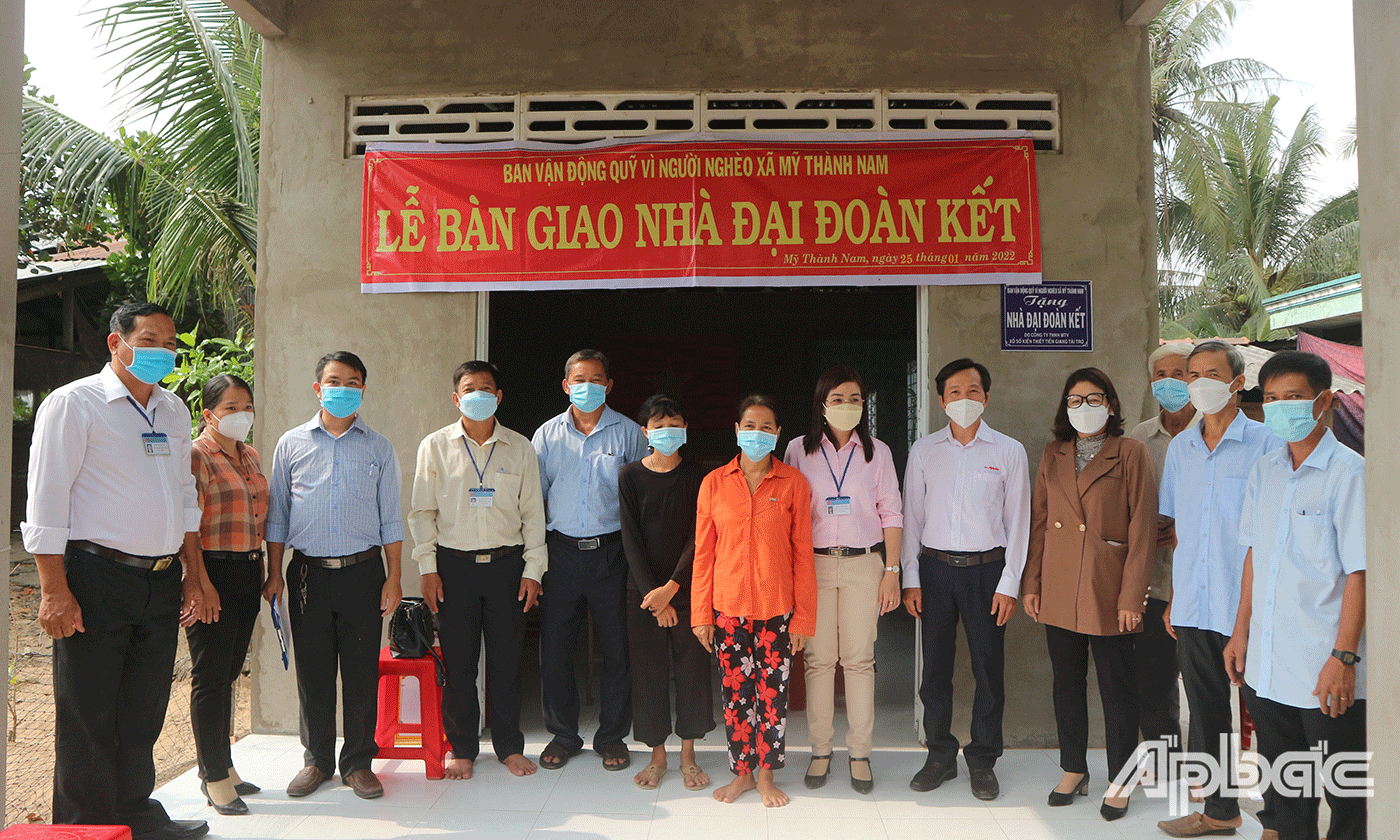 Chị Nguyễn Thị Ngọc Giàu chụp ảnh lưu niệm cùng đại biểu bên ngôi nhà mới