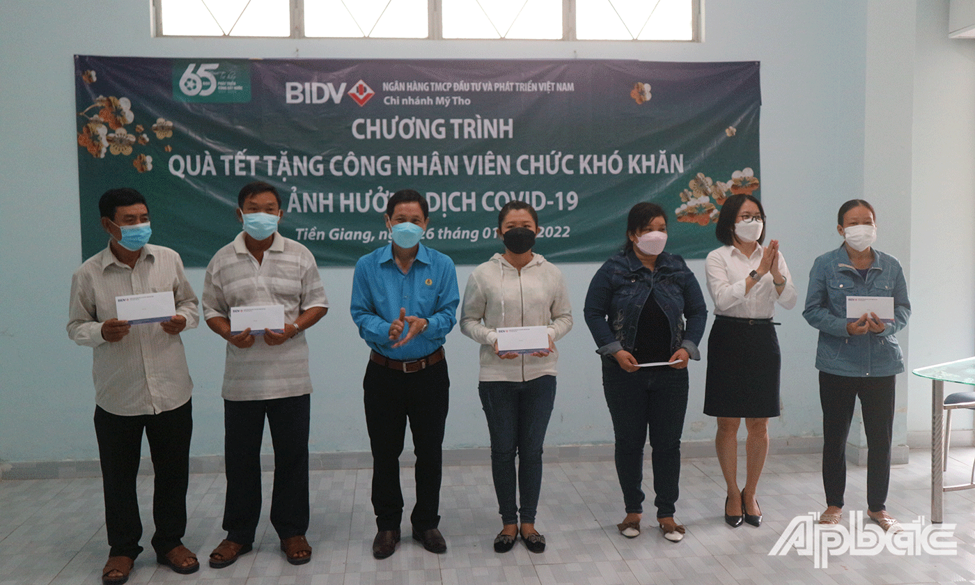 Đoàn viên, công nhân lao động khó khăn nhận quà tết do Ngân hàng TMCP Đầu tư và Phát triển Việt Nam – Chi nhánh Mỹ Tho hỗ trợ