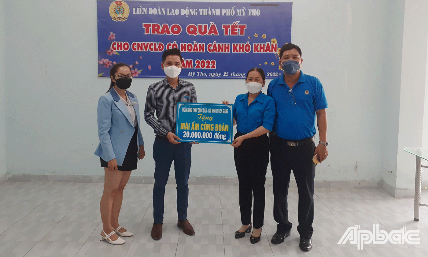 Ngân hàng TMCP Quốc Dân – Chi nhánh Tiền Giang ủng hộ Quỹ Mái ấm Công đoàn 20 triệu đồng