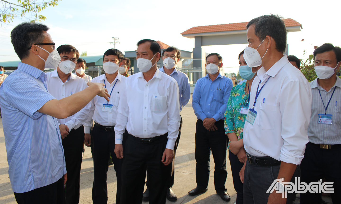 Trong chuyến công tác tại tỉnh Tiền Giang ngày 19-11, Phó Thủ tướng Chính Phủ Vũ Đức Đam đánh giá cao việc tỉnh Tiền Giang cho học sinh khối 9 và 12 trở lại trường tại huyện Tân Phú Đông.