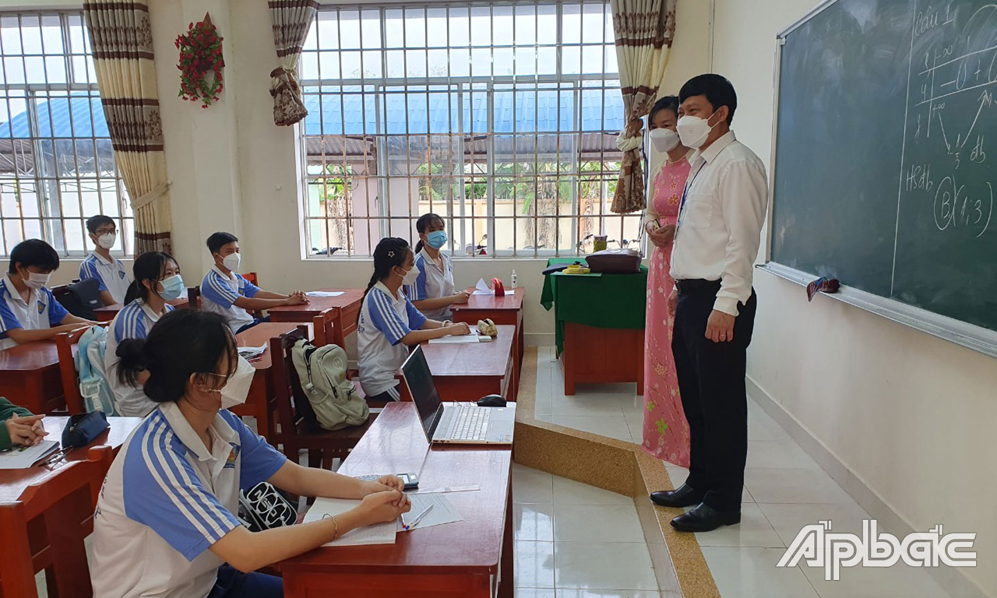 Tiến sĩ Lê Quang Trí, Giám đốc Sở GD-ĐT kiểm tra việc đi học trở lại tại Trường THPT Tân Hiệp, huyện Châu Thành.