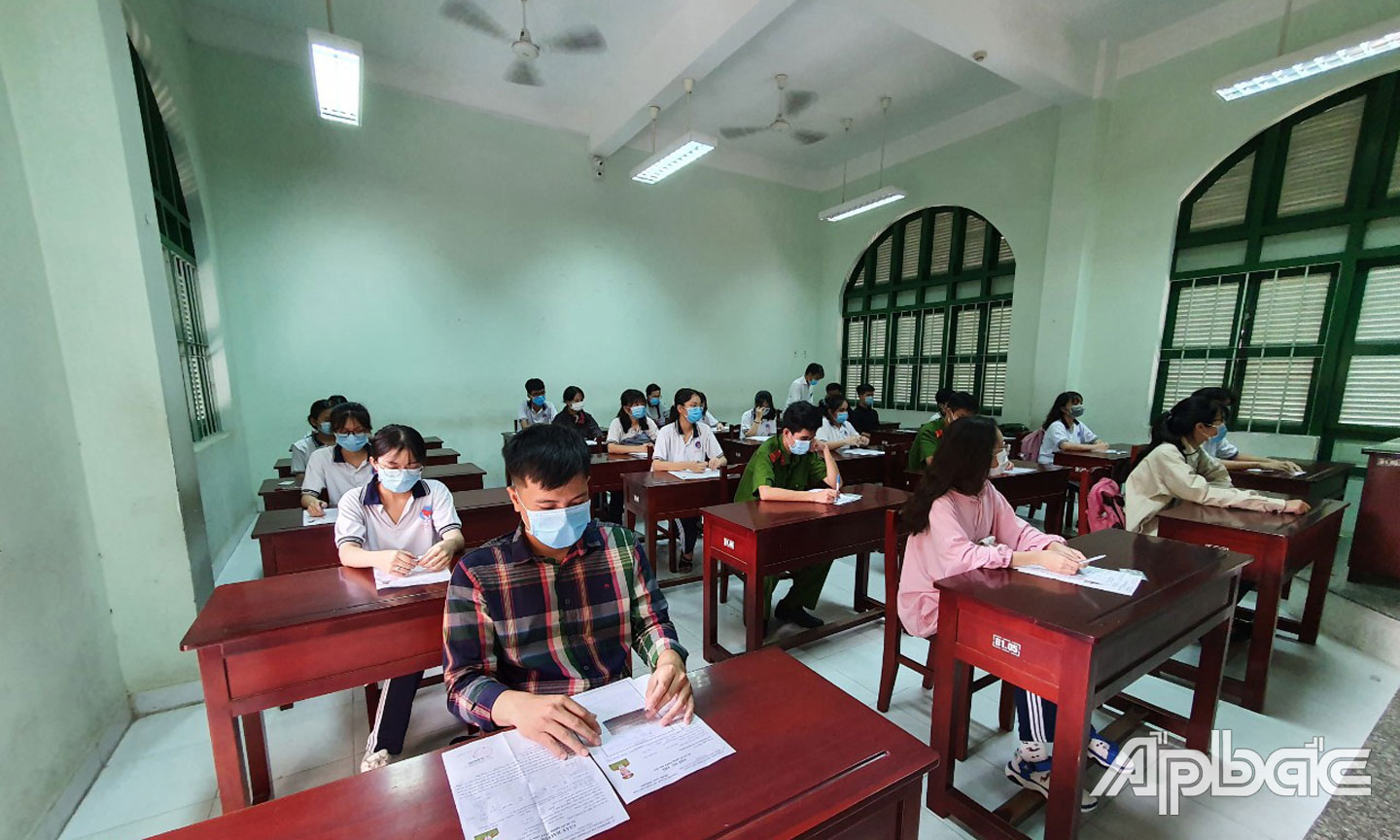 Mặc dù bị ảnh hưởng của tình hình dịch Covid-19 nhưng tỉnh Tiền Giang đã tổ chức thành công 2 đợt thi tốt nghiệp THPT năm 2021. Tỷ lệ tốt nghiệp toàn tỉnh đạt 99,25%. Điểm trung bình tất cả các bài thi của thí sinh tỉnh Tiền Giang là 6,631, đứng thứ 14/63 tỉnh, thành cả nước.