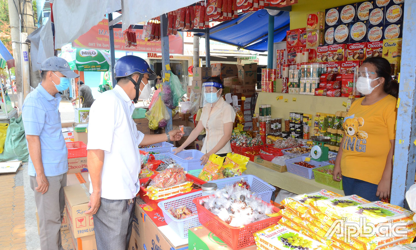 Thị trường hàng hóa tết bắt đầu sôi động.                                            Ảnh: MINH THÀNH
