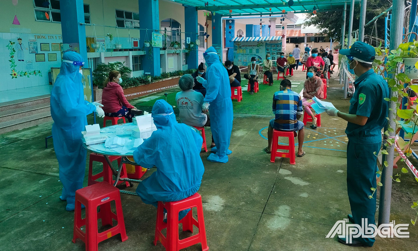 Cán bộ y tế tham gia lấy mẫu test tầm soát Covid-19 cho người dân.