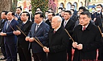Tổng Bí thư Nguyễn Phú Trọng dâng hương tại Khu Di sản Hoàng thành Thăng Long