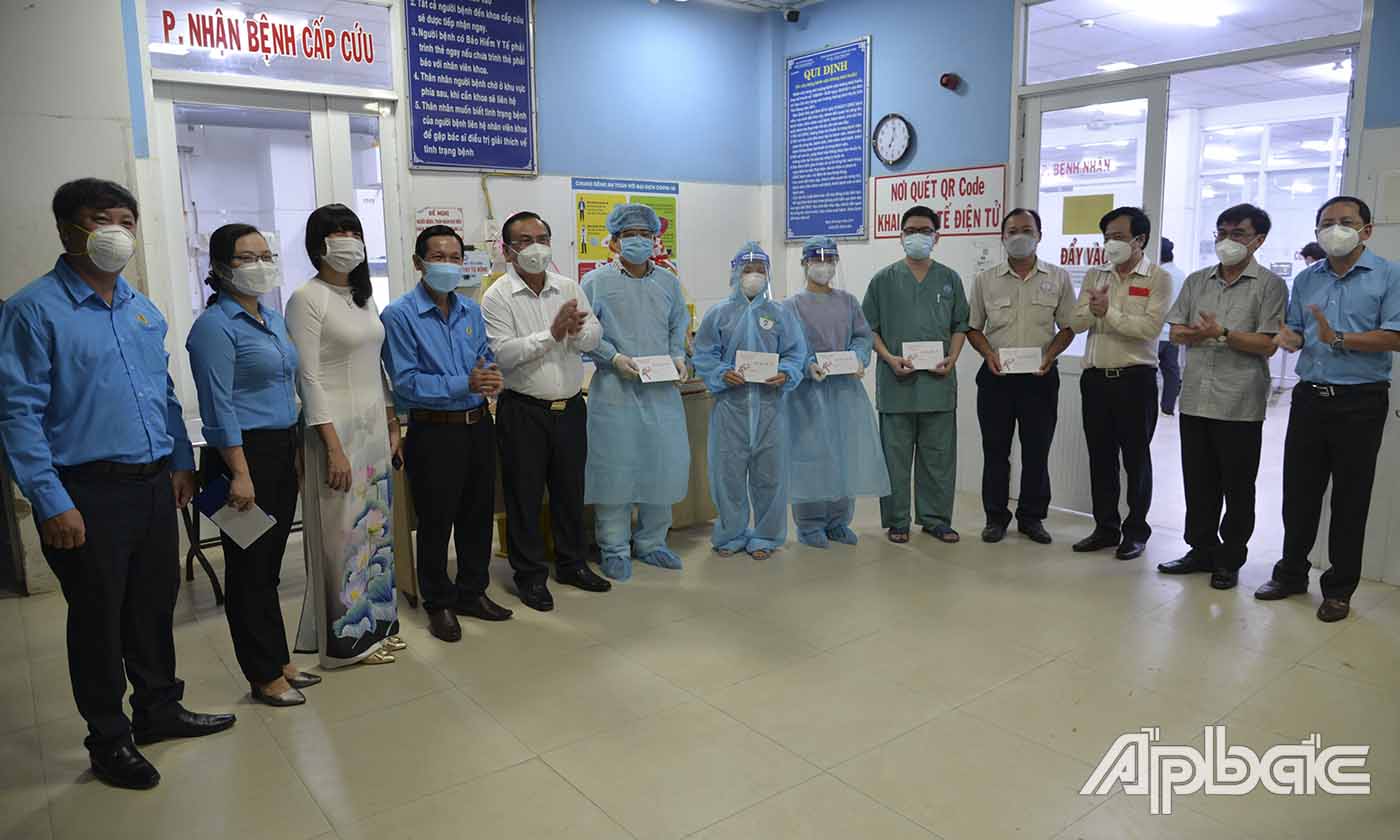 Đoàn đến thăm và tặng quà các bác sĩ làm việc trong đêm giao thừa tại Khoa Hồi sức cấp cứu (Bệnh viện Đa khoa Trung tâm tỉnh).