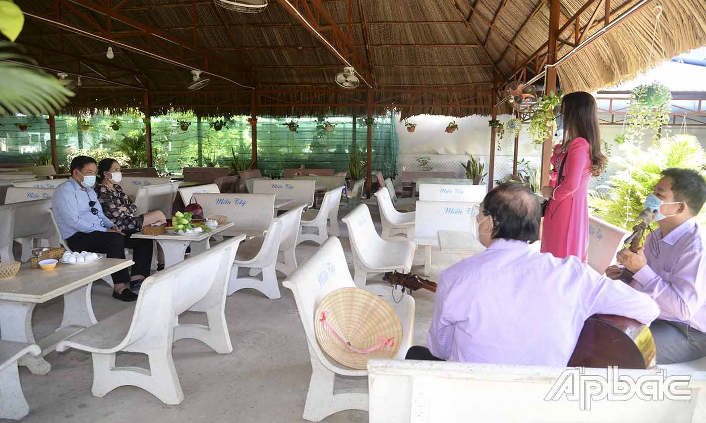 Du khách nghe đờn ca tài tử tại Cù lao Thới Sơn.