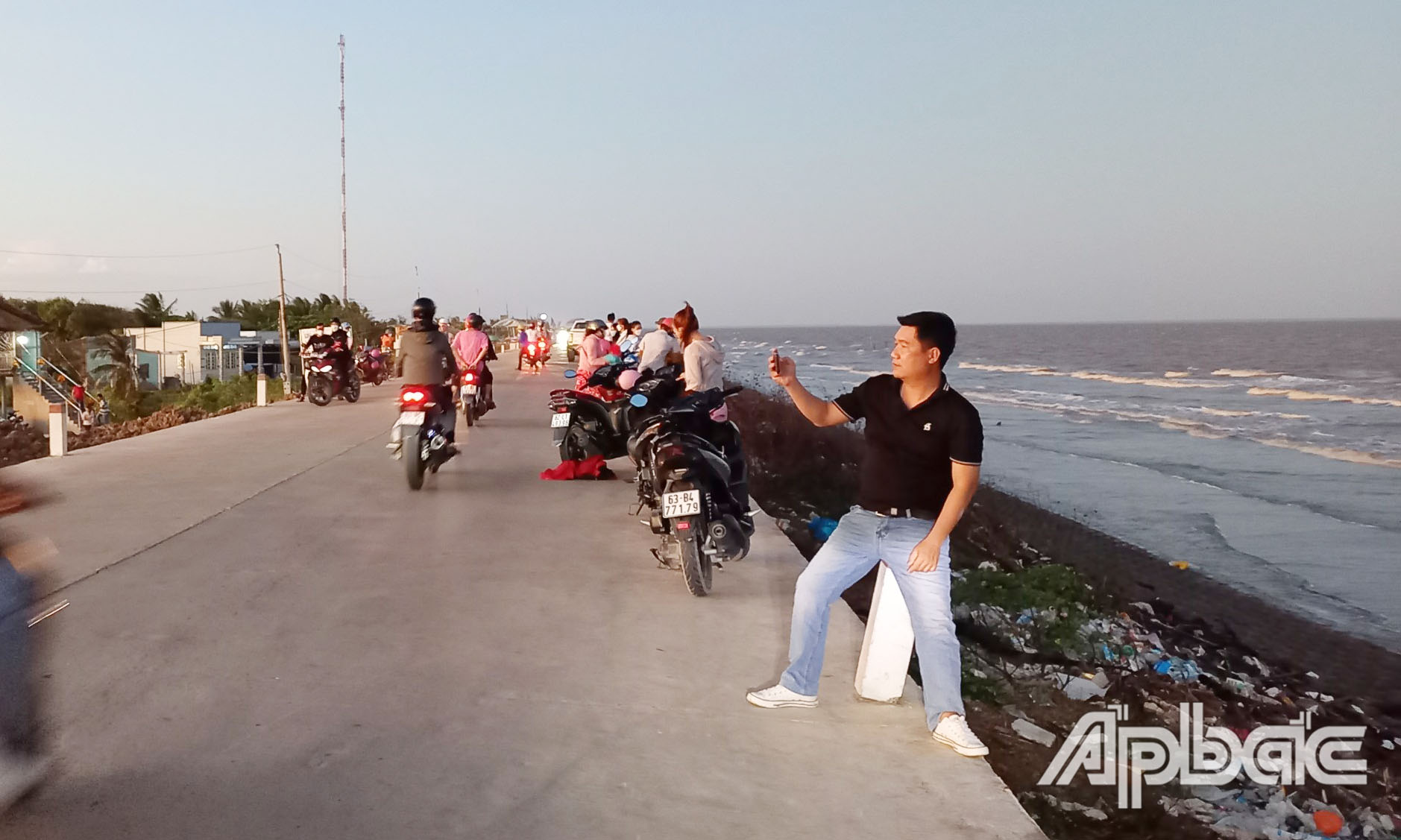 Khu vực đê biển Gò Công cũng thu hút một lượng lớn khách đến chụp ảnh.
