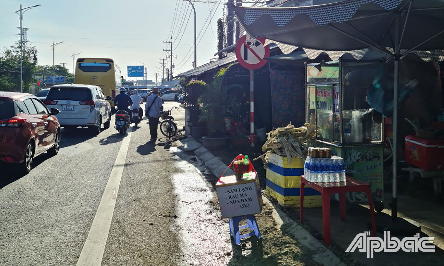 Bản chỉ dẫn cấm rẽ phải vào cao tốc bị che khuất, khiến nhiều phương tiện rẽ nhầm vào cao tốc.