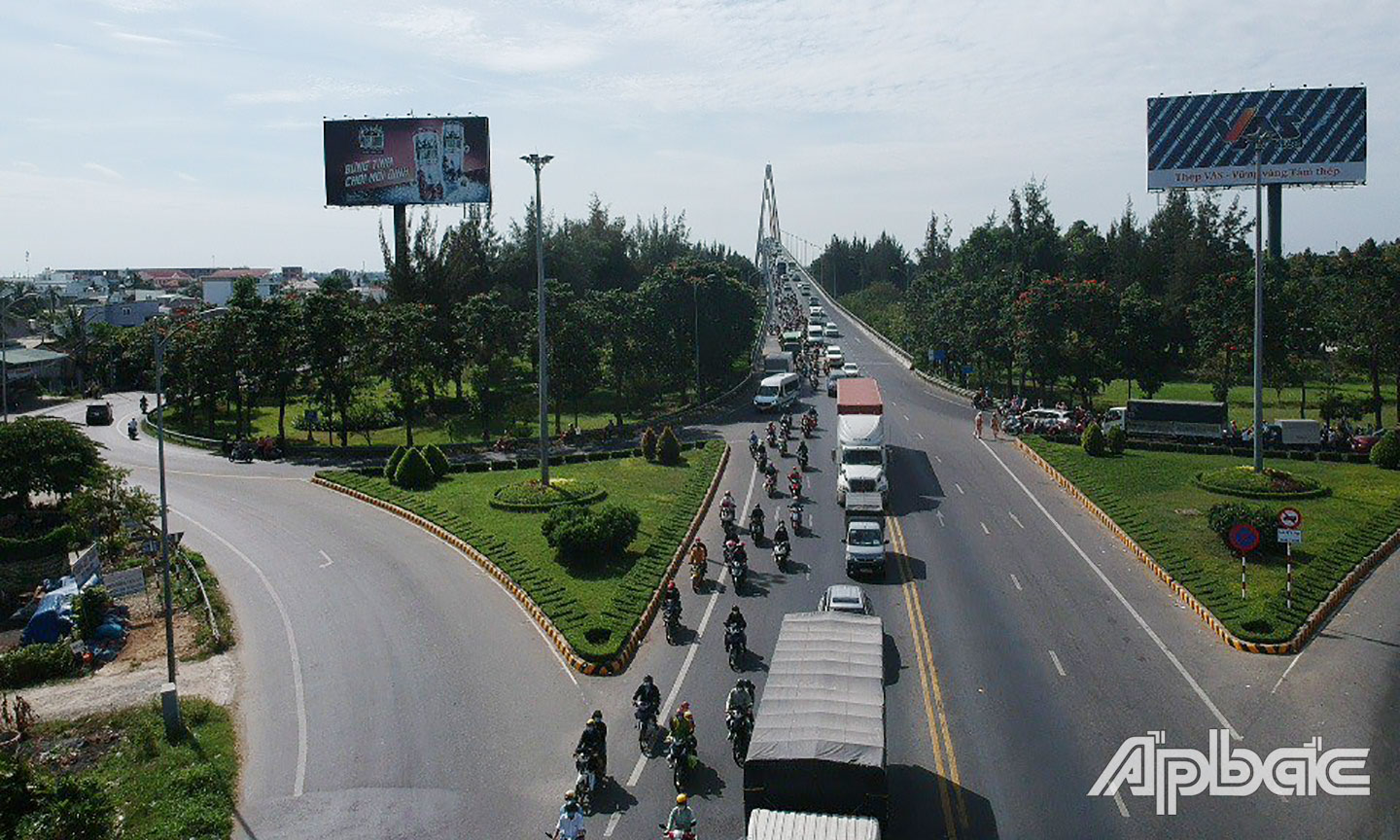 Lực lượng CSGT cho điều tiết 1 chiều giảm tải lưu lương phương tiện từ Bến Tre.
