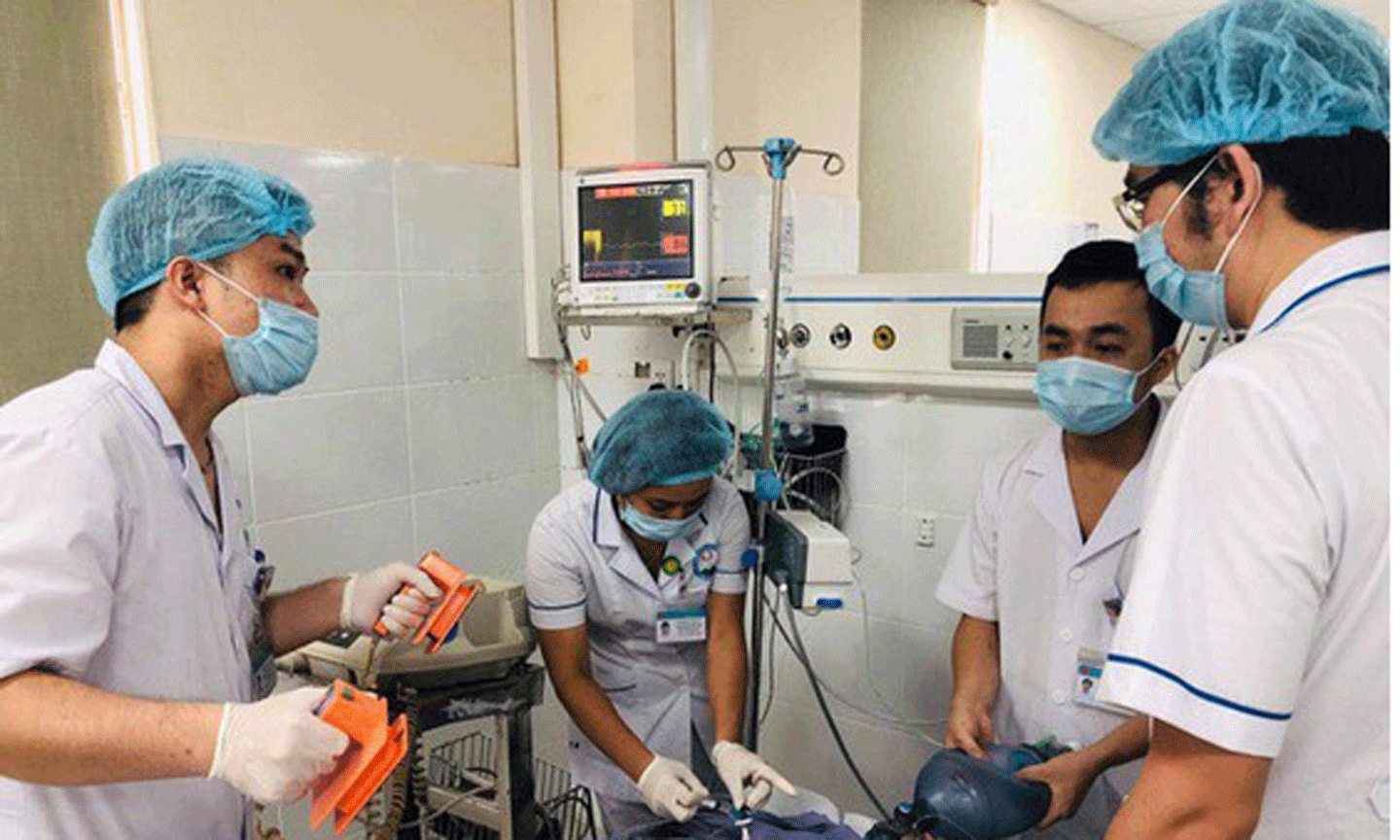 Các bác sĩ cấp cứu cho một trường hợp bị tai nạn thương tích trong dịp nghỉ tết