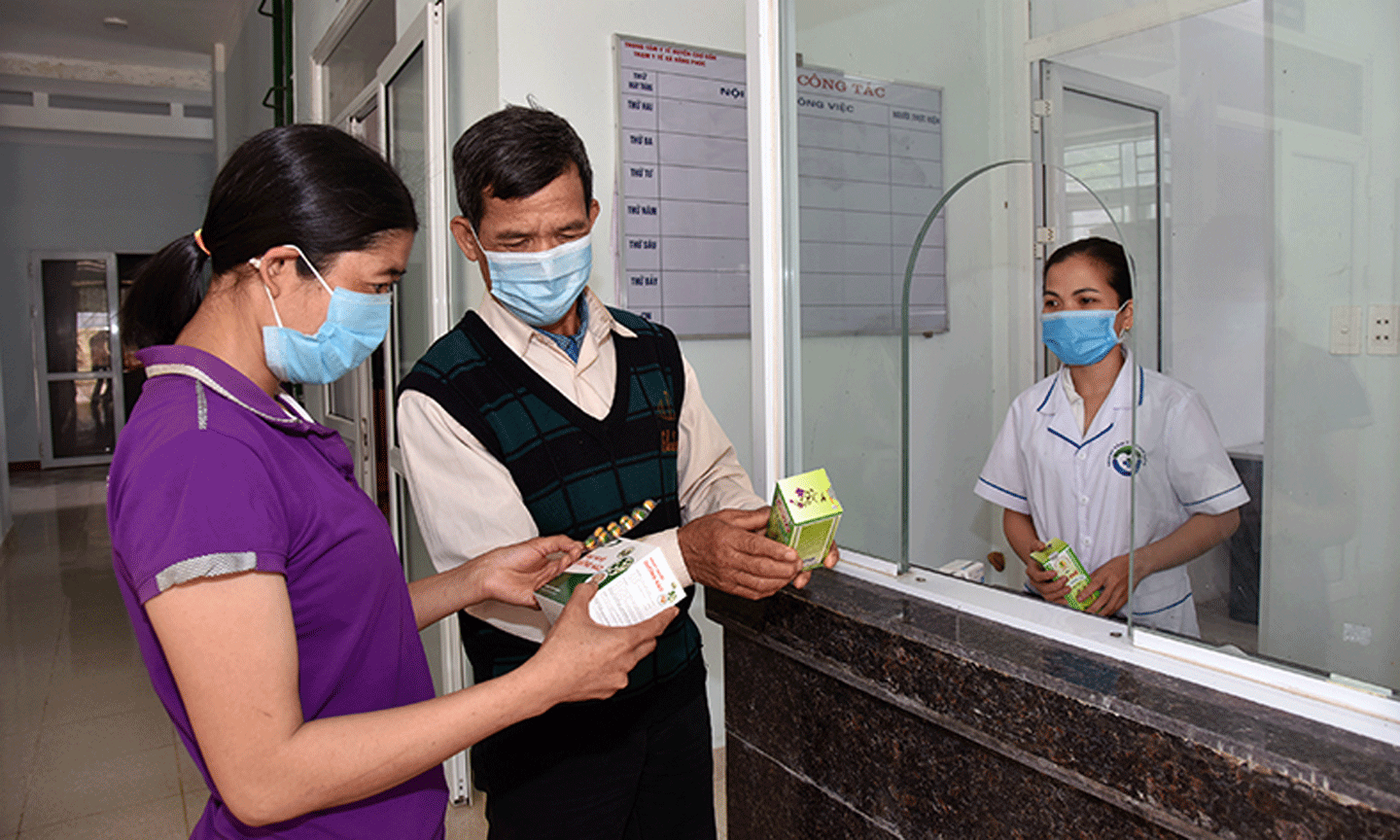 Y tế cơ sở là một trong các trọng tâm hỗ trợ của Chương trình phục hồi kinh tế-xã hội. Trong ảnh: Y sĩ, bác sĩ Trạm Y tế xã Bằng Phúc, huyện Chợ Ðồn (Bắc Kạn) cấp phát thuốc chữa bệnh cho người dân địa phương. Ảnh: TRẦN HẢI 