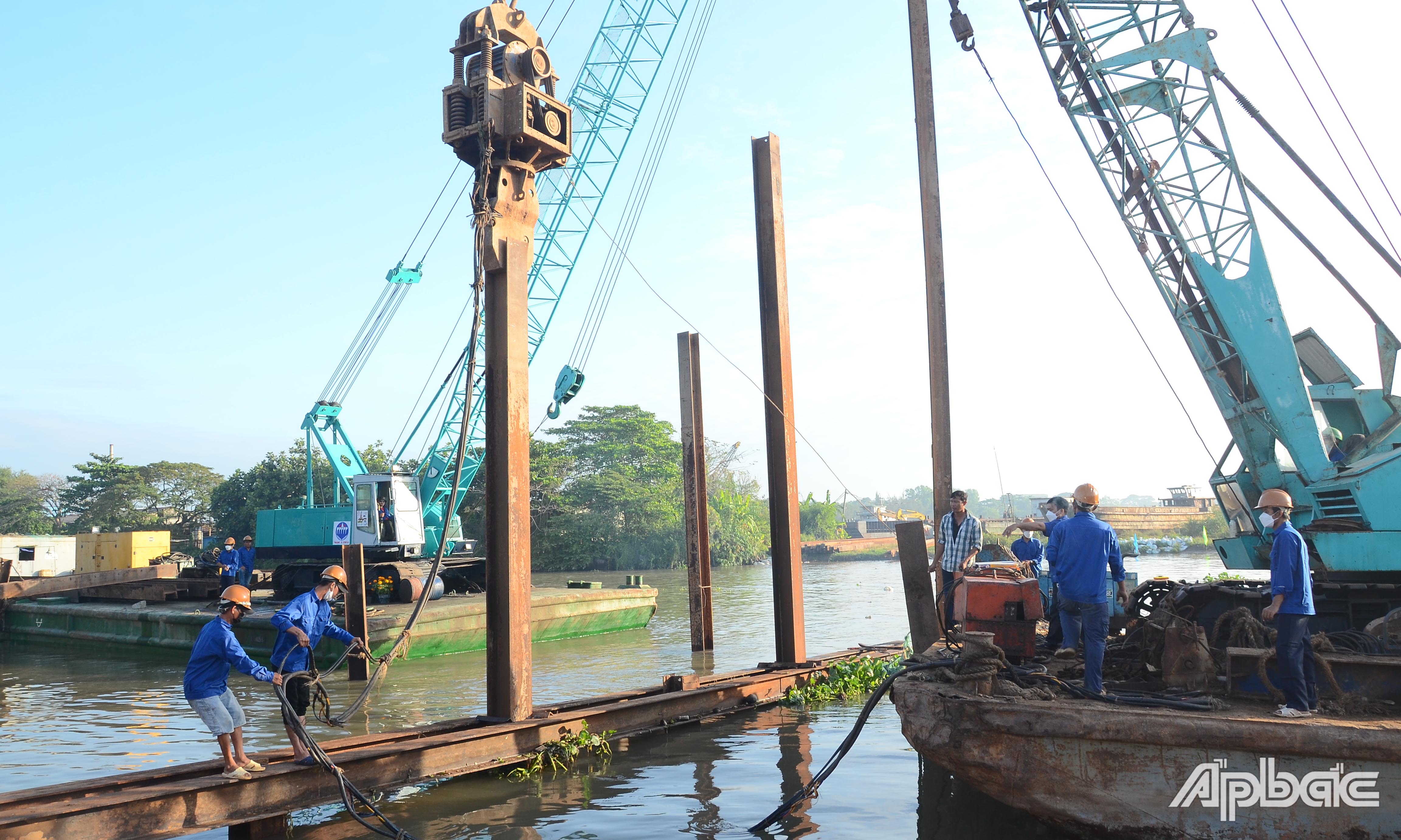 Đập thép trên kinh Nguyễn Tấn Thành sẽ hoàn thành trước ngày 25-2.