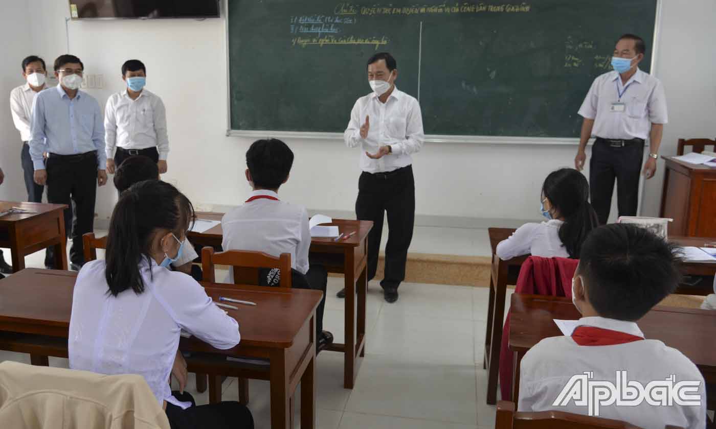 Đồng chí Nguyễn Văn Vĩnh nhắc nhở các học sinh Trường THCS Phú Phong thực hiện nghiêm các biện pháp phòng, chống dịch.