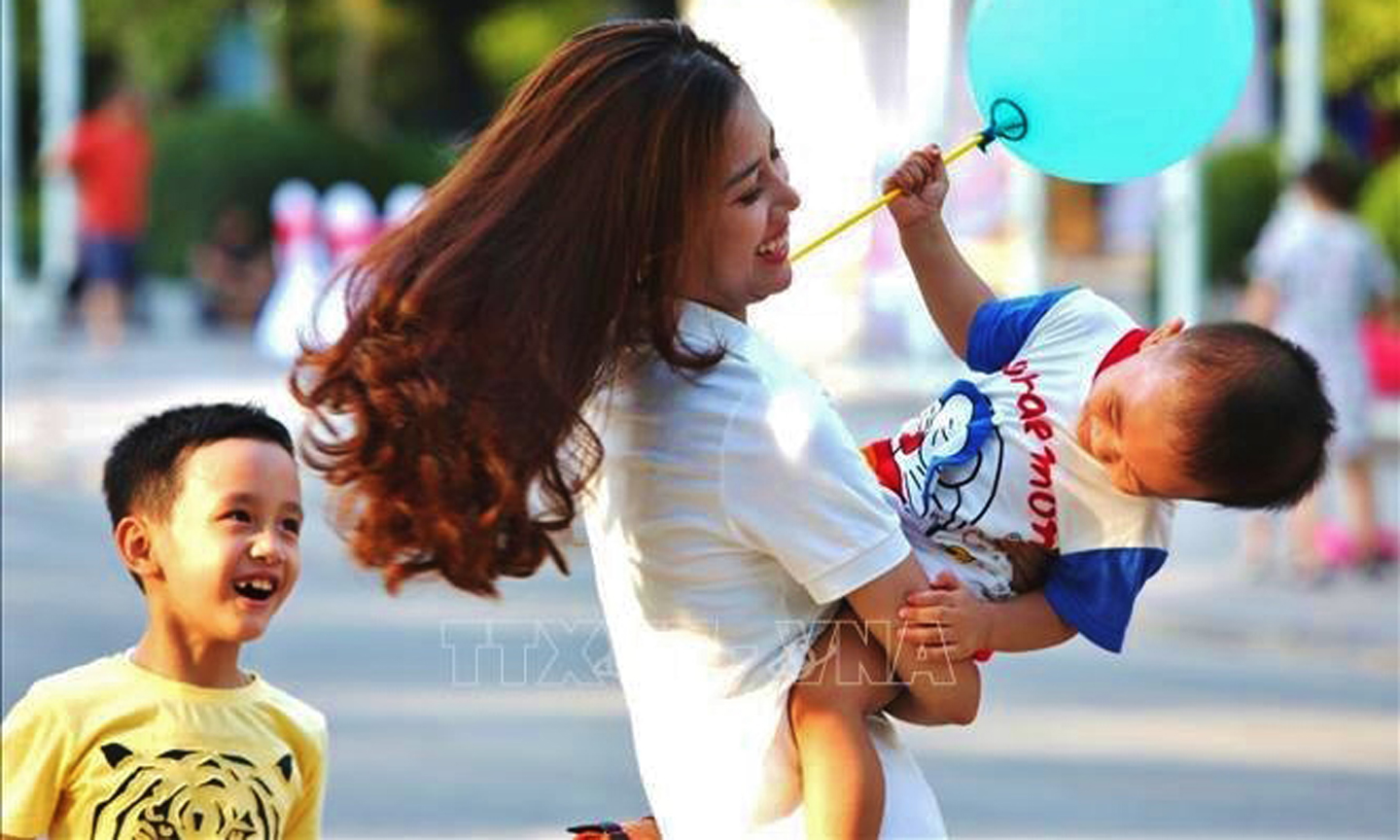 Các tiêu chí ứng xử chung trong gia đình Việt Nam là tôn trọng, bình đẳng, yêu thương và chia sẻ. Ảnh: TTXVN.