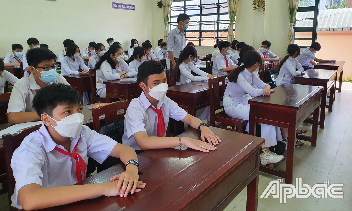 Học sinh Trường THCS Lê Ngọc Hân, TP. Mỹ Tho, tỉnh Tiền Giang đến trường học trực tiếp vào ngày 7-2. 