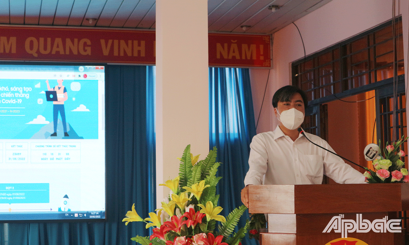 Chủ tịch Công đoàn Viên chức Tiền Giang Đặng Văn Chiến phát động thi đua tại hội nghị