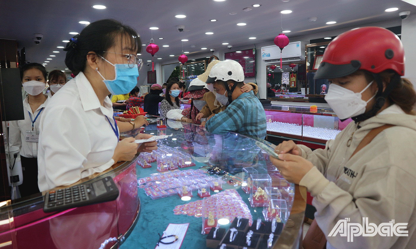 Khách hàng tìm mua vàng trong ngày Vía Thần Tài