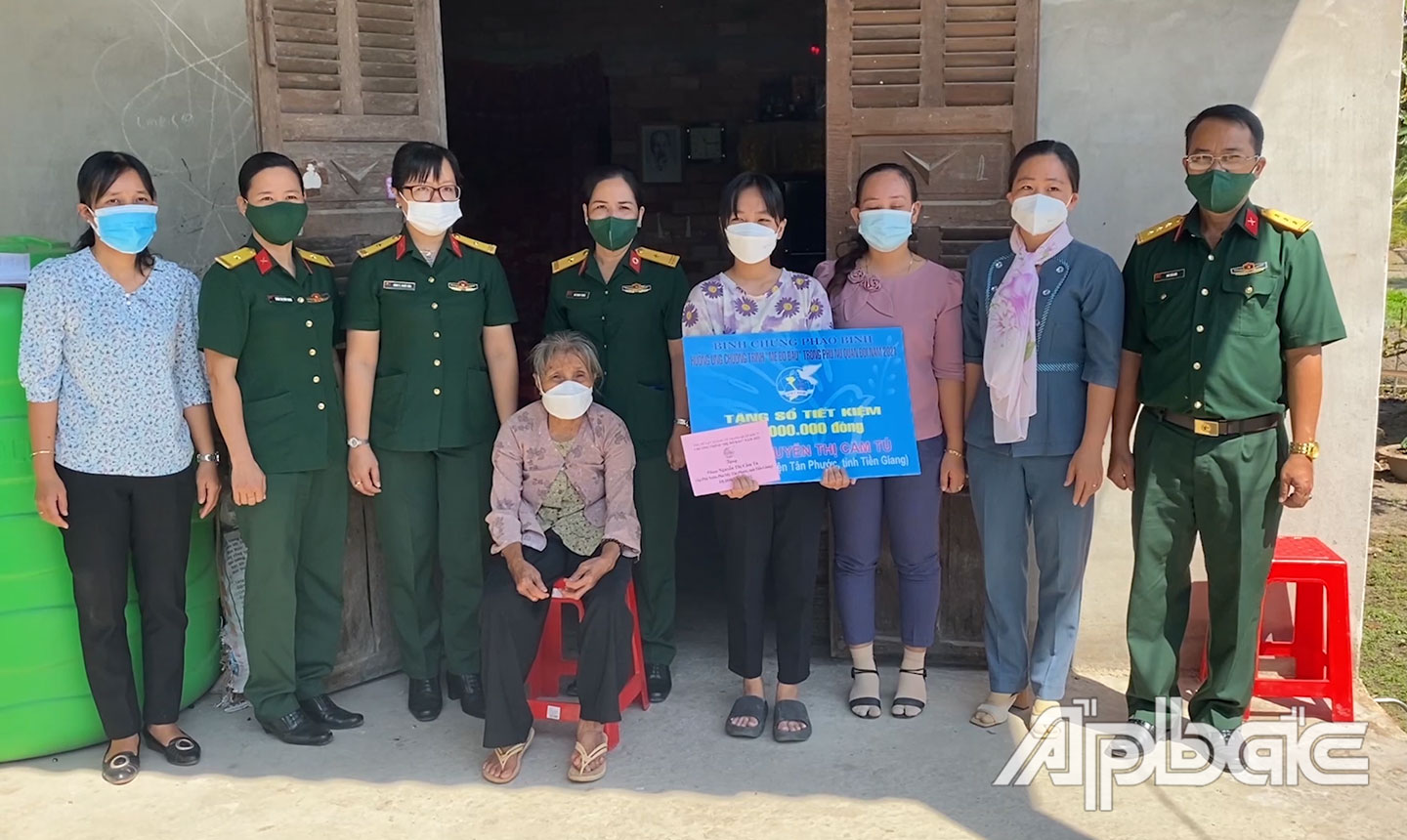 Hội Phụ nữ - Bộ CHQS tỉnh hỗ trợ trẻ mồ côi do Covid-19 trên địa bàn tỉnh.