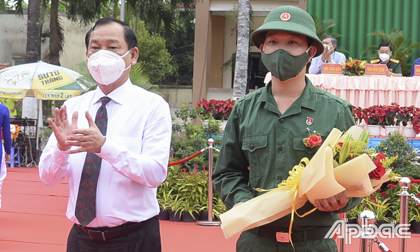 Đồng chí Nguyễn Văn Vĩnh tặng hoa cho tân binh.