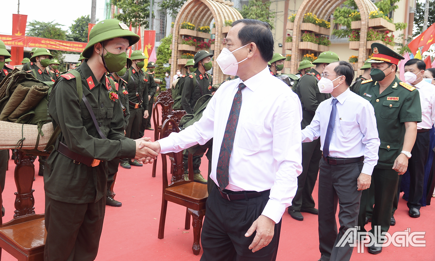 Đồng chí Nguyễn Văn Vĩnh động viên thanh niên thực hiện nghĩa vụ tham gia Công an nhân dân.