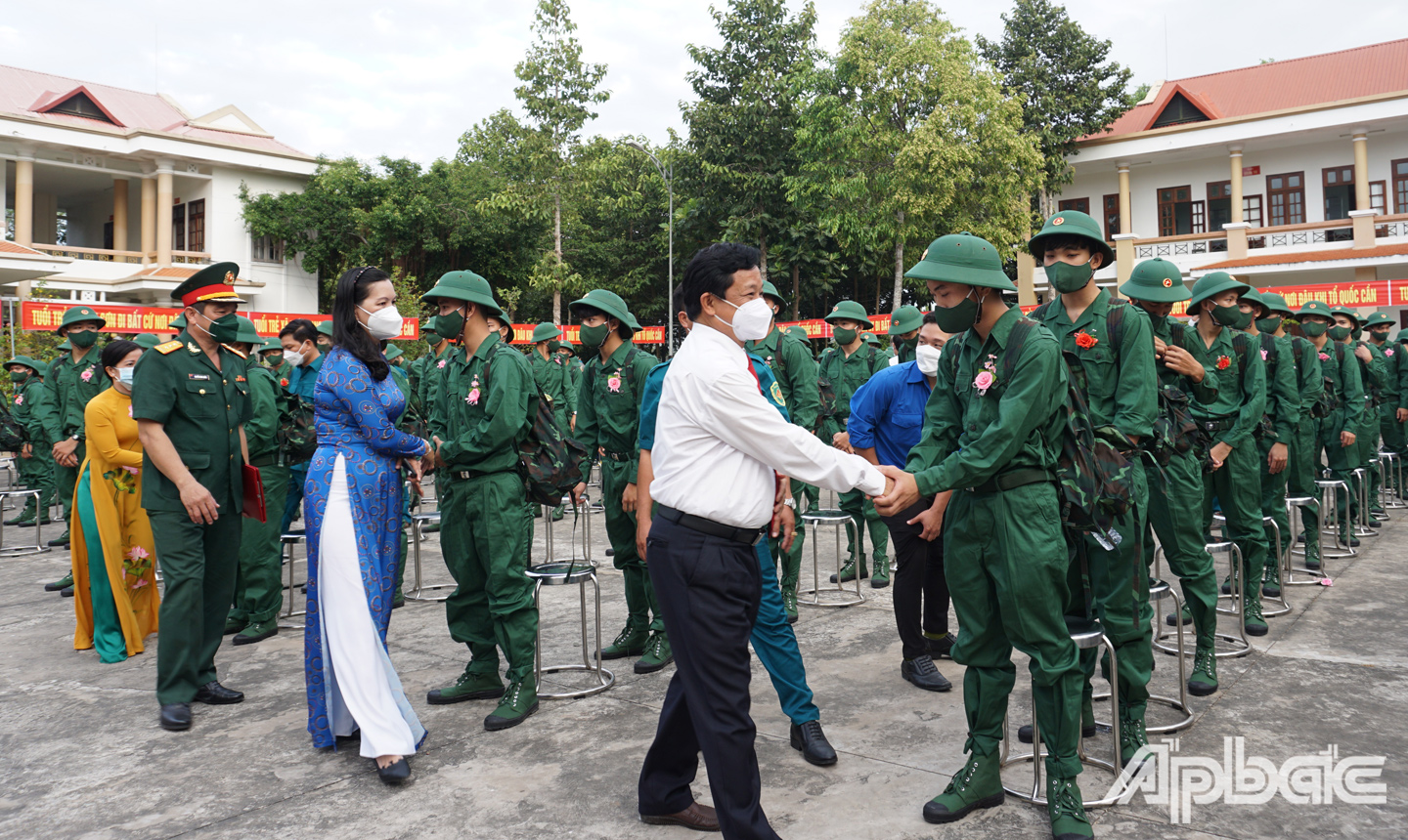 Bí thư Huyện ủy Châu Thành Trương Minh Tới bắt tay chúc mừng các tân binh. 