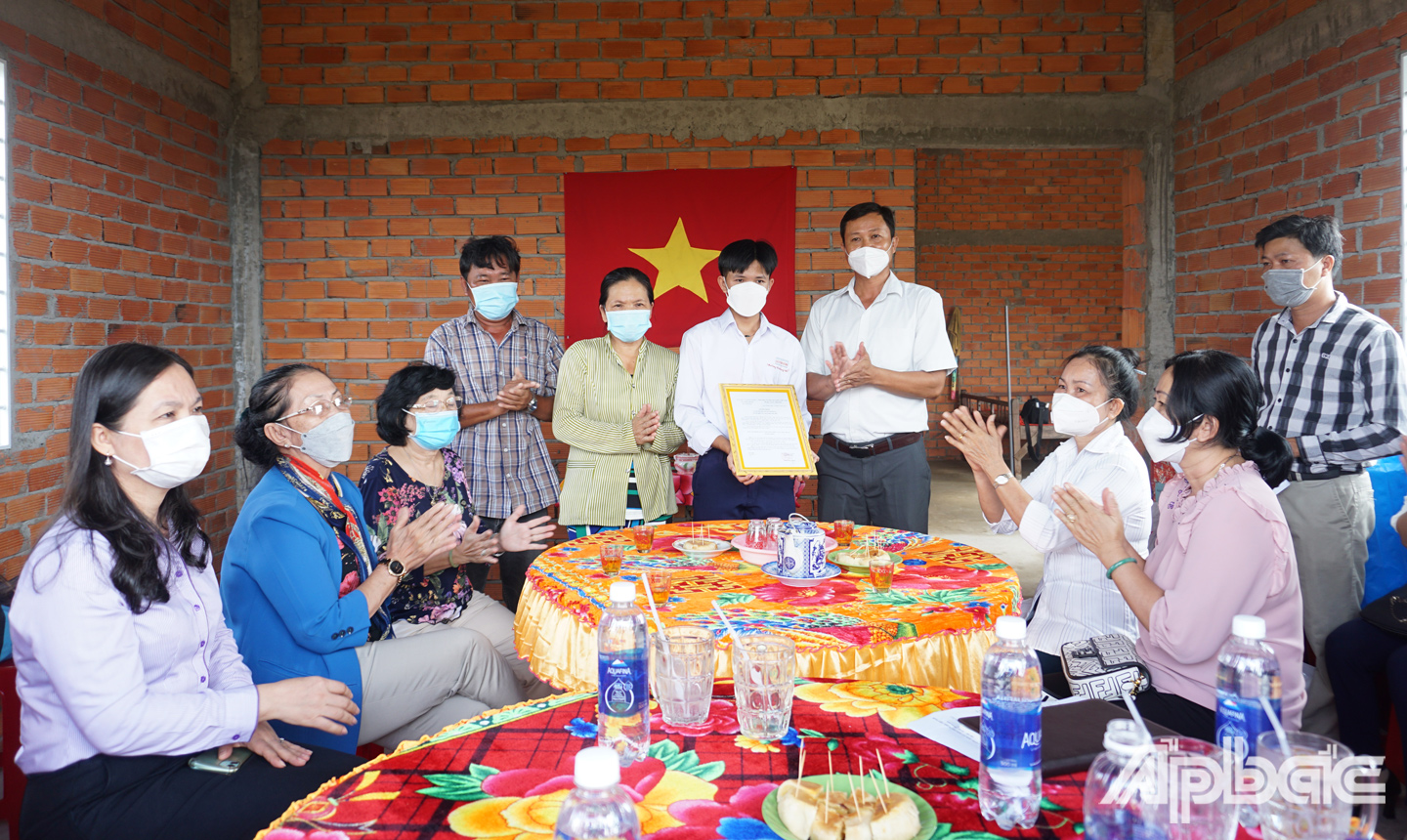 Em Phạm Hoàng Trường nhận quyết định trao Mái ấm khuyến học từ Hội khuyến học tỉnh Tiền Giang. 