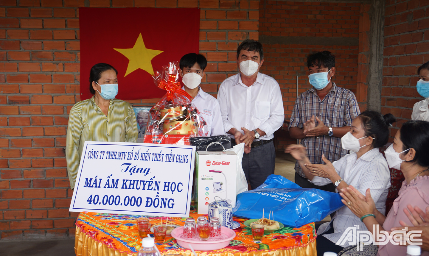 Lãnh đạo Hội khuyến học tỉnh và các đơn vị tặng quà cho gia đình em Phạm Hoàng Trường 