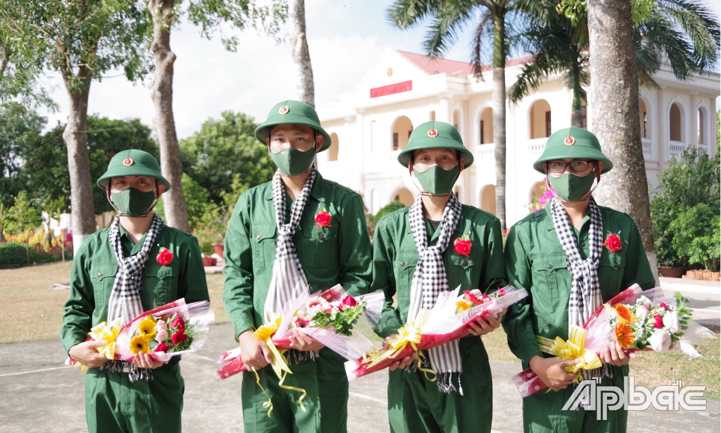  Chiến sĩ mới được tặng hoa.