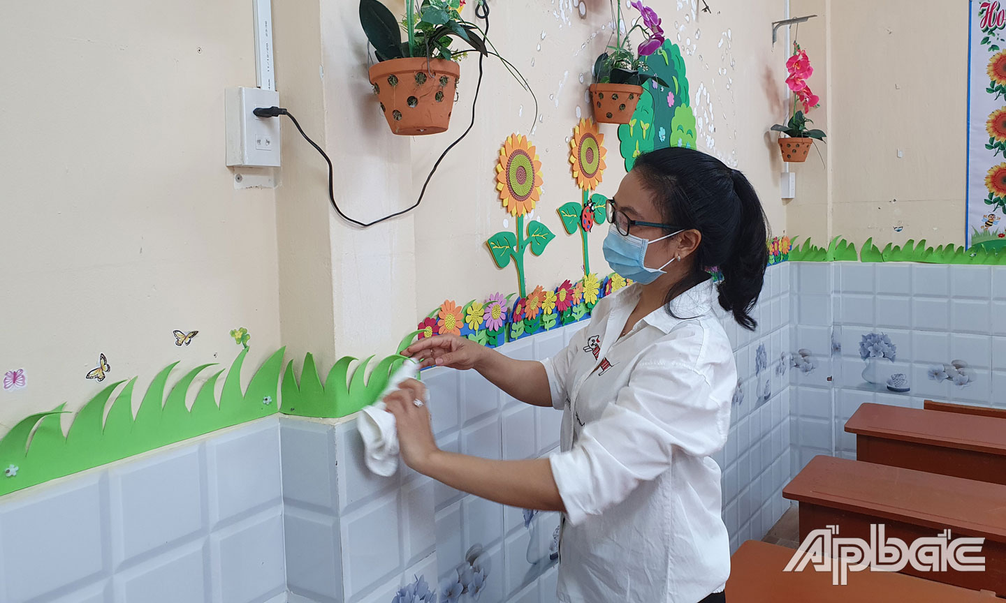 Giáo viên Trường Tiểu học Thiên Hộ Dương vệ sinh trường lớp. 