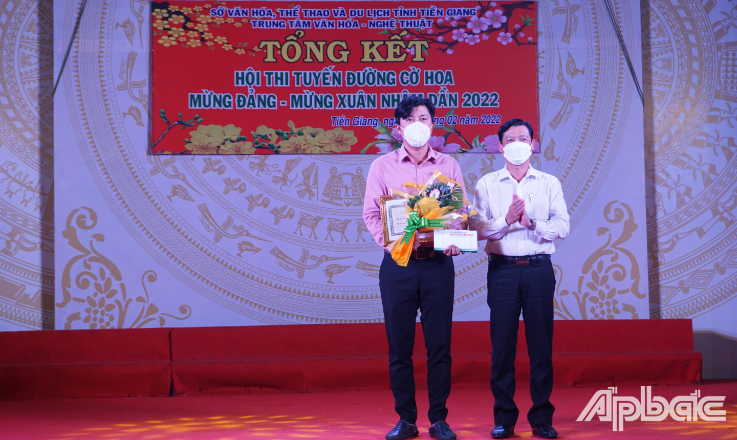 Ban Tổ chức trao giải Nhất hội thi cấp xã cho xã Vĩnh Kim huyện Châu Thành