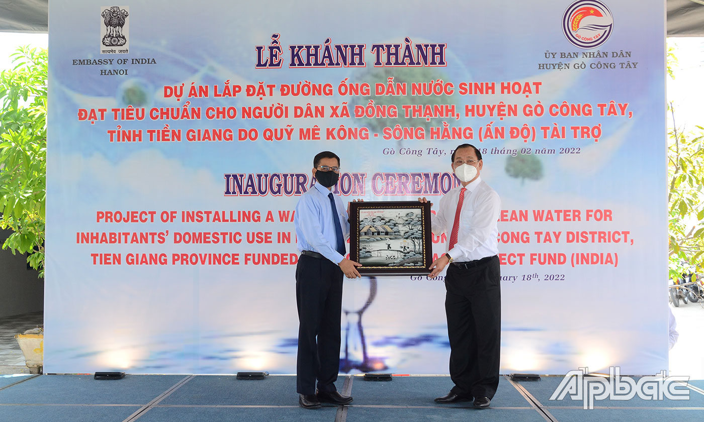 Đồng chí Nguyễn Văn Vĩnh tặng quà cho Đại sứ Ấn Độ.