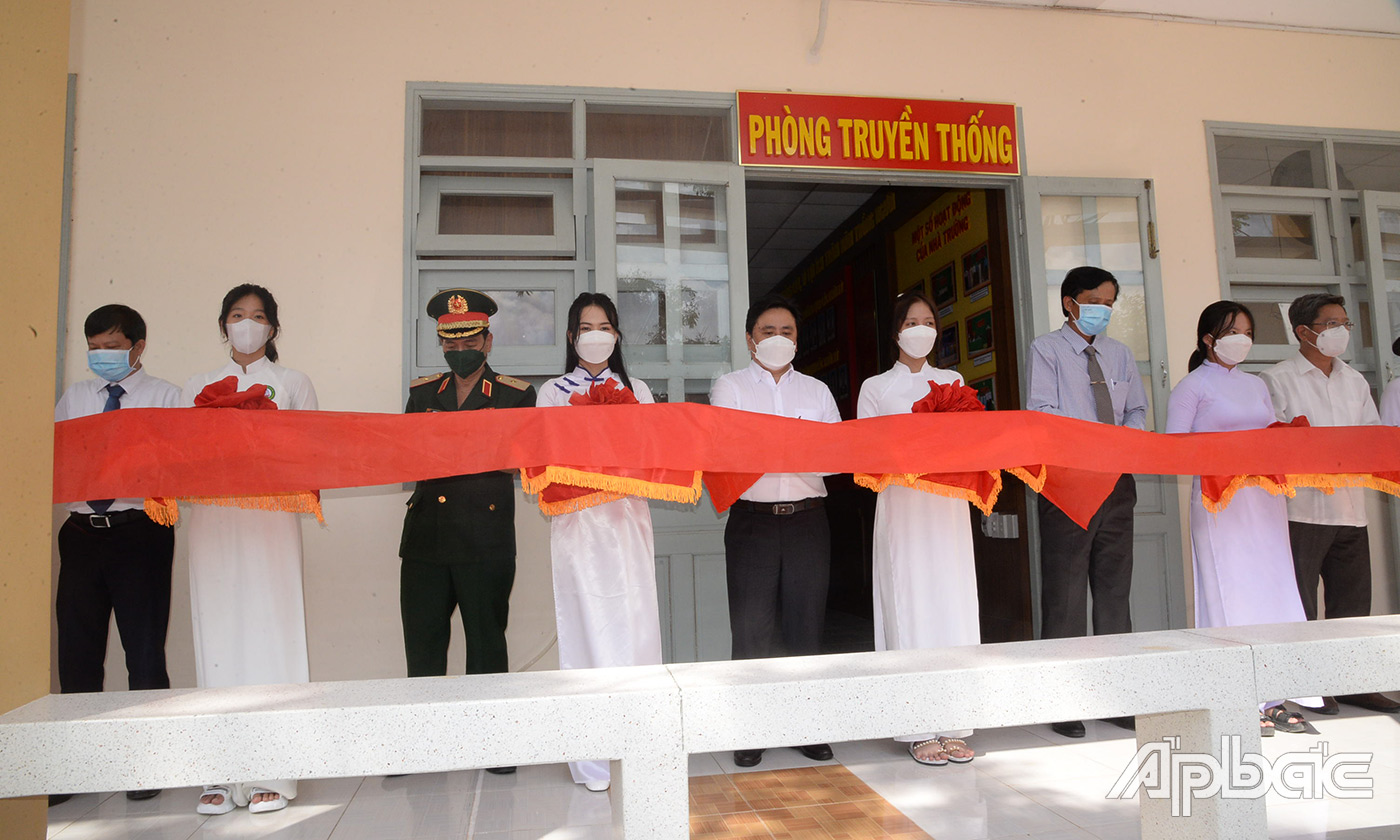, lãnh đạo Quân khu 9, lãnh đạo tỉnh, huyện đã cắt băng khánh thành phòng truyền thống