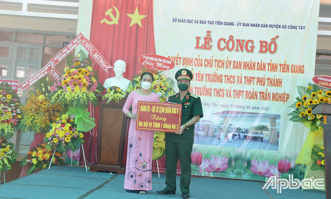 Thiếu tướng Đoàn Thanh Xuân trao 5 bộ máy vi tính cho nhà trường