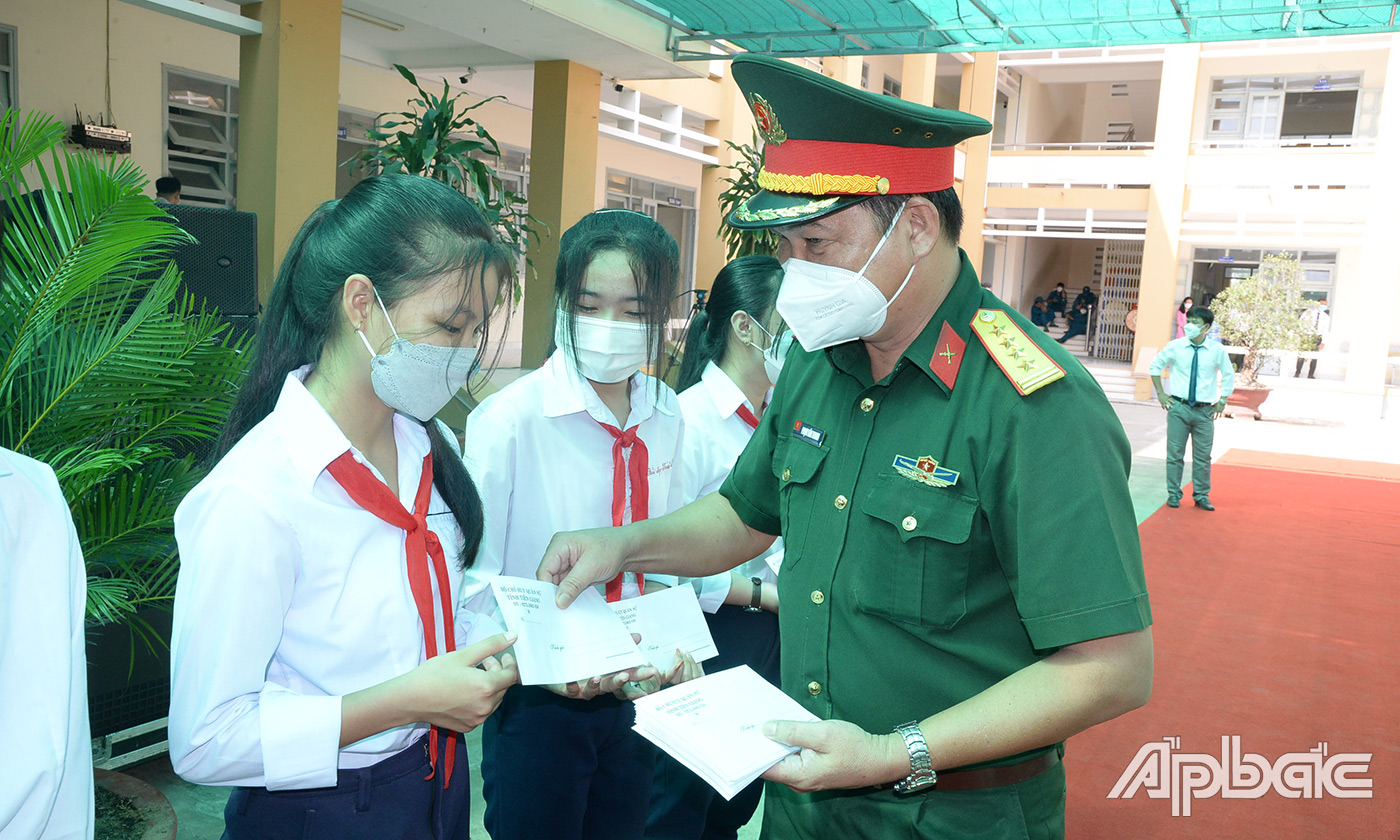 Lãnh đạo Bộ CHQS tỉnh trao học ổng cho các em học sinh