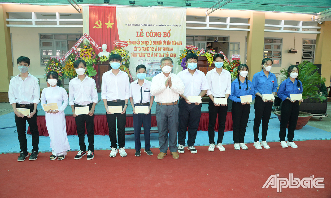 Công ty TNHH XD-TMDV Tân Hoàn Thiện trao học bổng cho các em học sinh