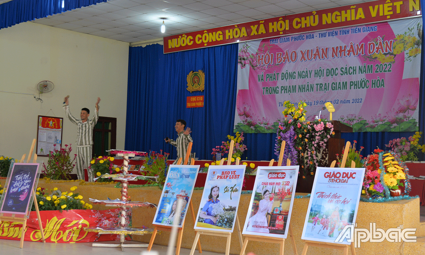 Phạm nhân trại giam Phước Hòa tham gia các tiết mục văn nghệ.