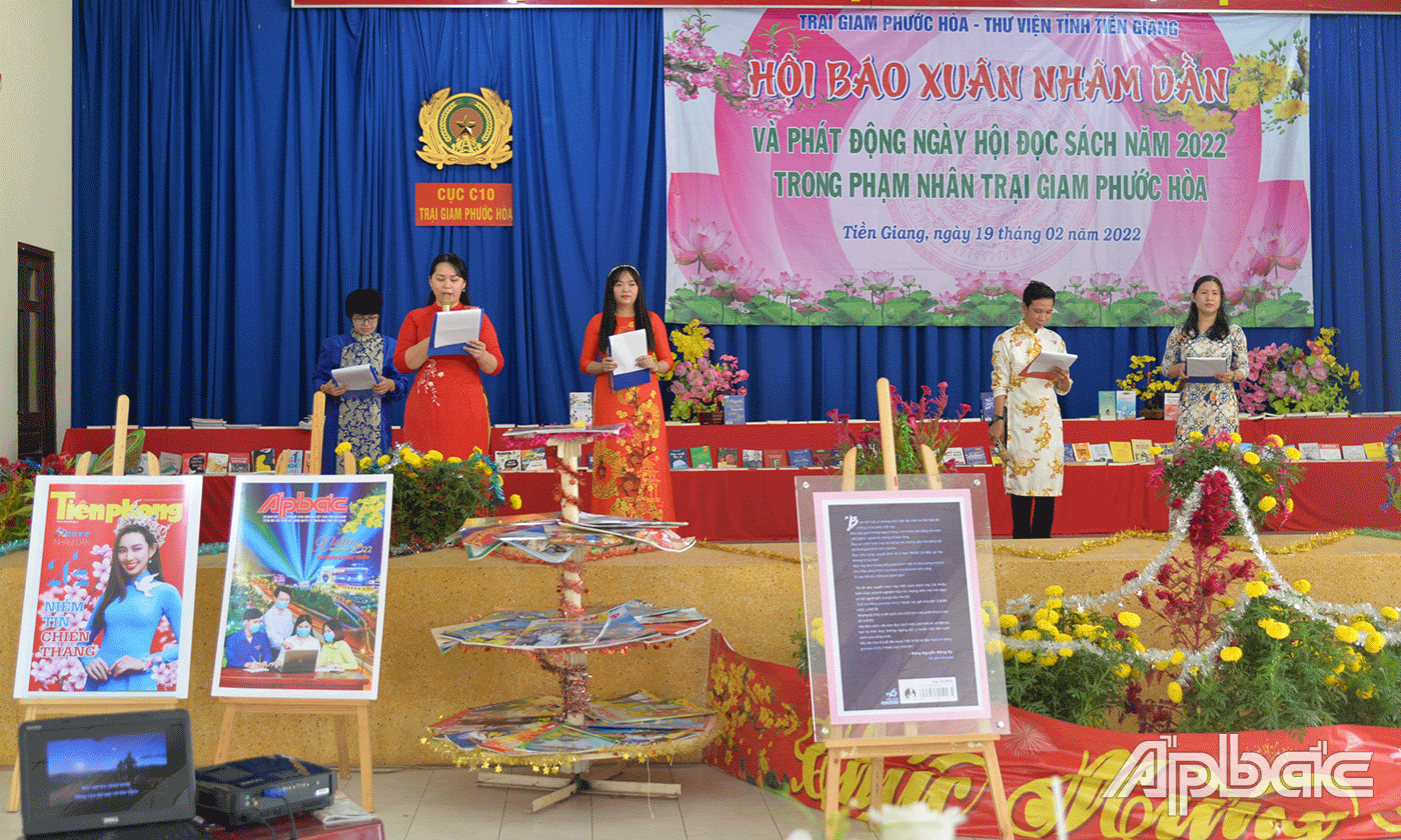 Cán bộ Thư viện tỉnh giới thiệu sách 