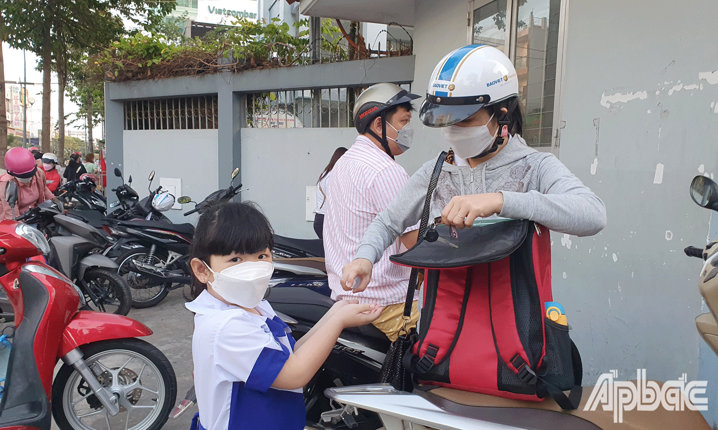 Phụ huynh đưa con đến trường không quên rửa tay sát khuẩn cho con. Ảnh chụp Trường Tiểu học Thủ Khoa Huân, TP. Mỹ Tho. 