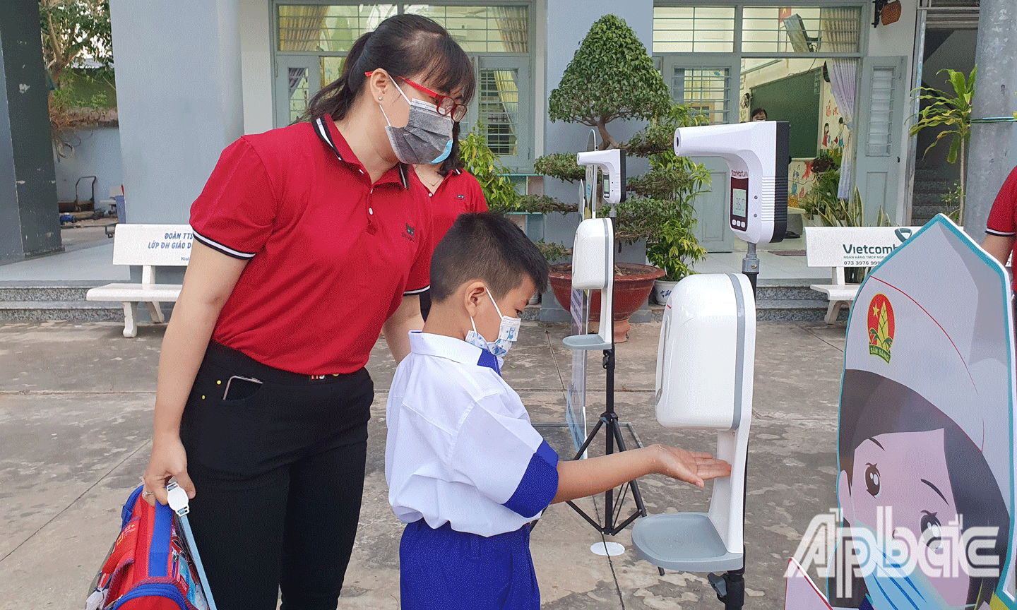 Rửa tay sát khuẩn cho học sinh (Ảnh chụp tại Trường Tiểu học Thủ Khoa Huân, TP. Mỹ Tho).