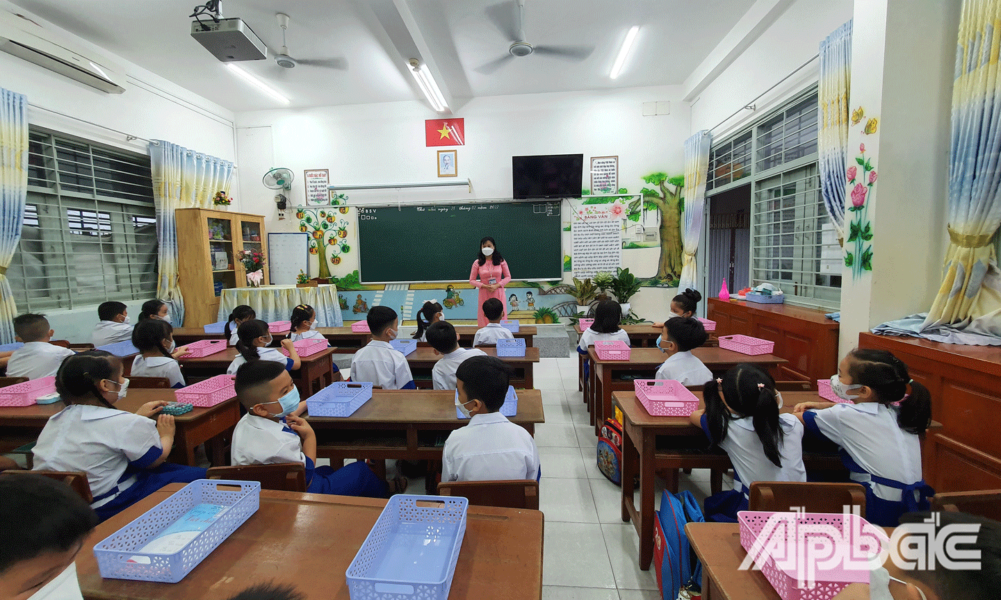 Học sinh lớp 1 vào giờ học đầu tiên. 