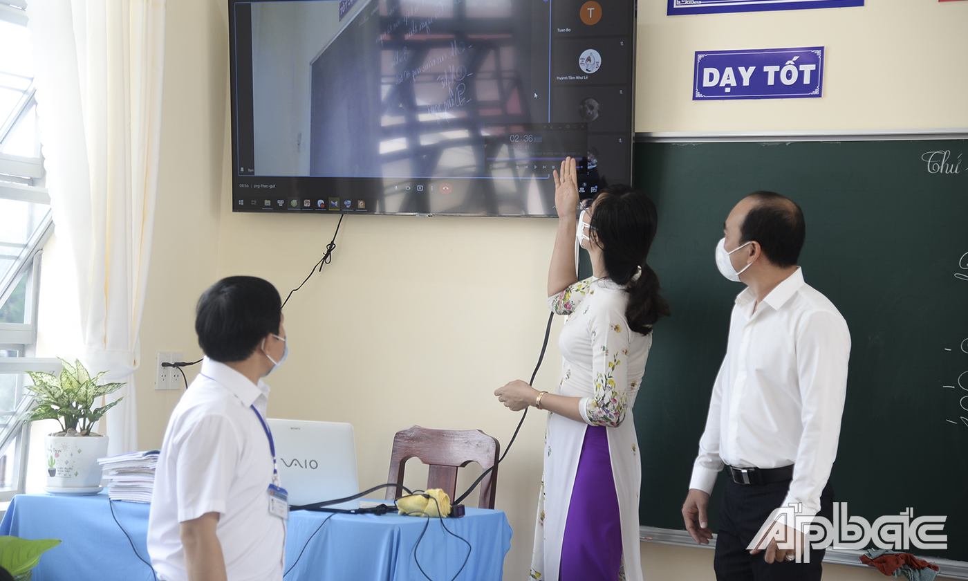 Trường Tiểu học Nguyễn Trãi (TP. Mỹ Tho) vừa dạy học trực tiếp vừa dạy học trực tuyến cho học sinh không đến trường.