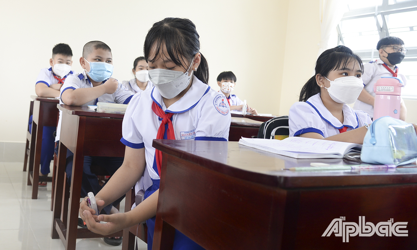 Học sinh tự trang bị nước rửa tay sát khuẩn.