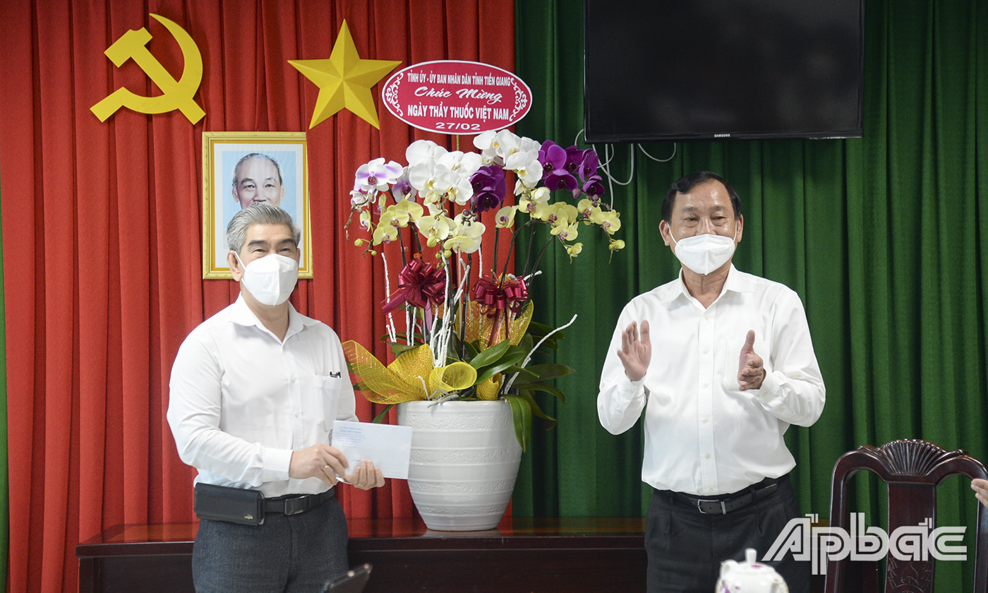 Đồng chí Nguyễn Văn Vĩnh tặng hoa, chúc mừng Sở Y tế.