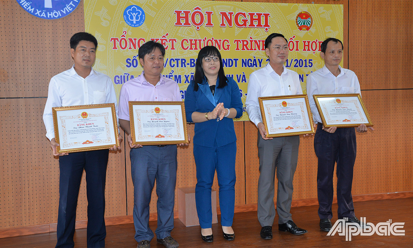 Chủ tịch Hội Nông dân tỉnh Nguyễn Thị Hồng Phượng trao Bằng khen cho các tập thể và cá nhân